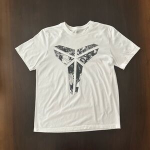 Nike White Short-Sleeve Tee with Black Graphic Logo